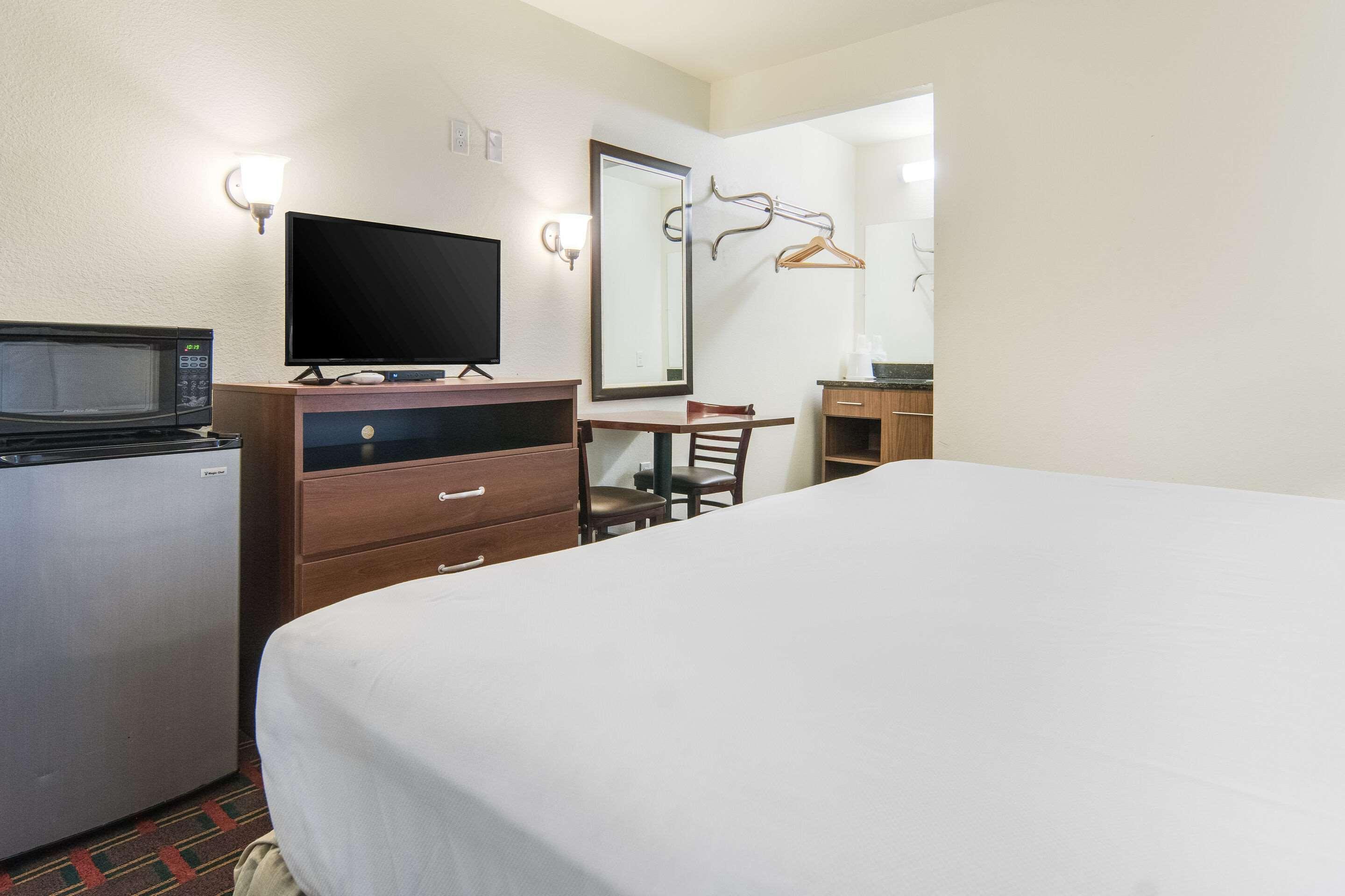 Rodeway Inn Уедърфорд Екстериор снимка