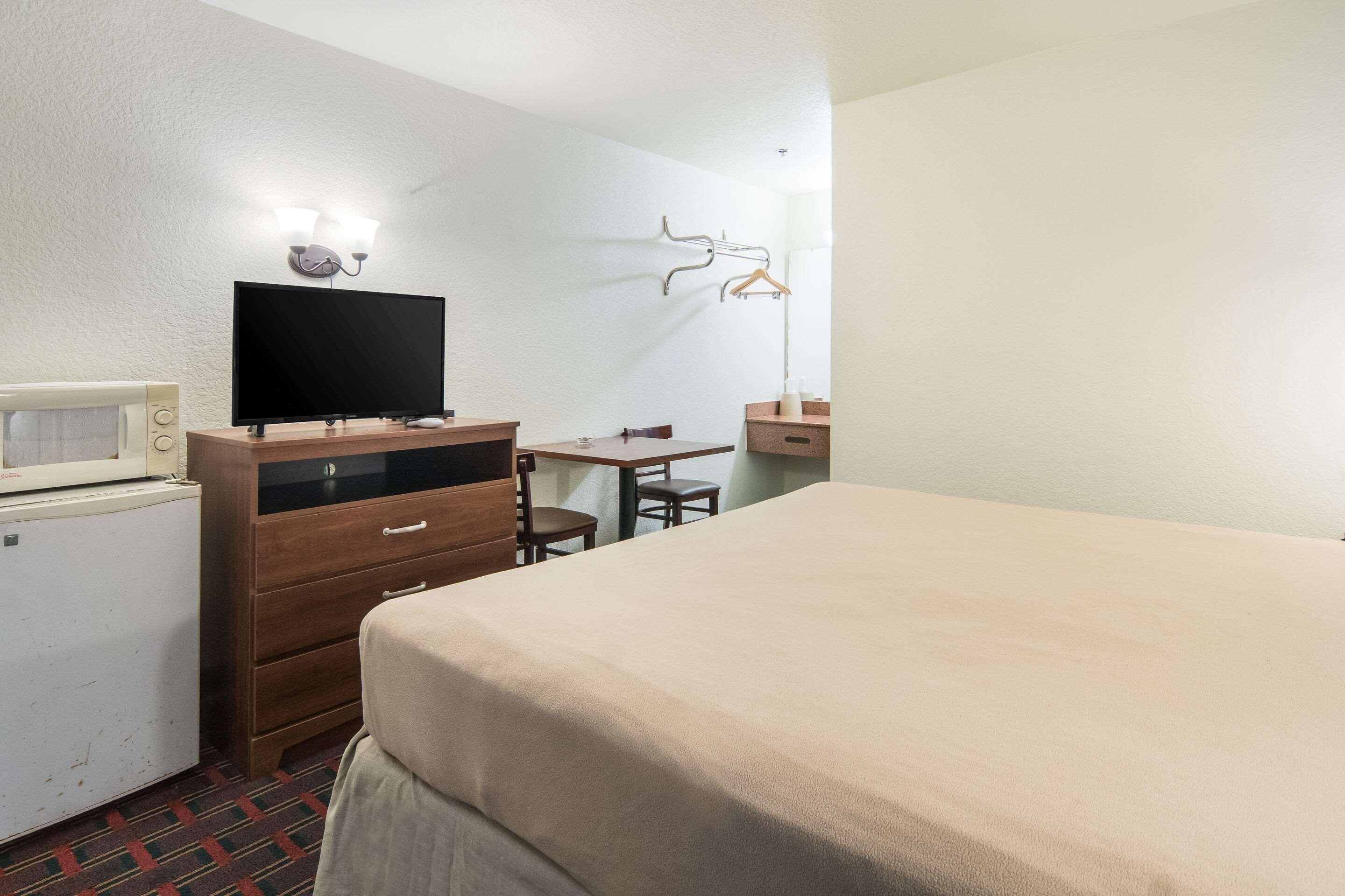 Rodeway Inn Уедърфорд Екстериор снимка